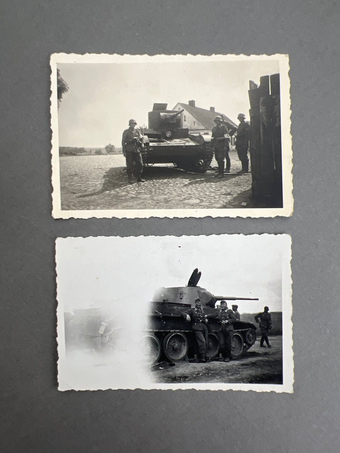 WW2 Tysk Wehrmacht Privatfotos fra Østfronten med russisk Panzer. 2 Sanitäter soldater med armbind og forbindingstasker. Original.