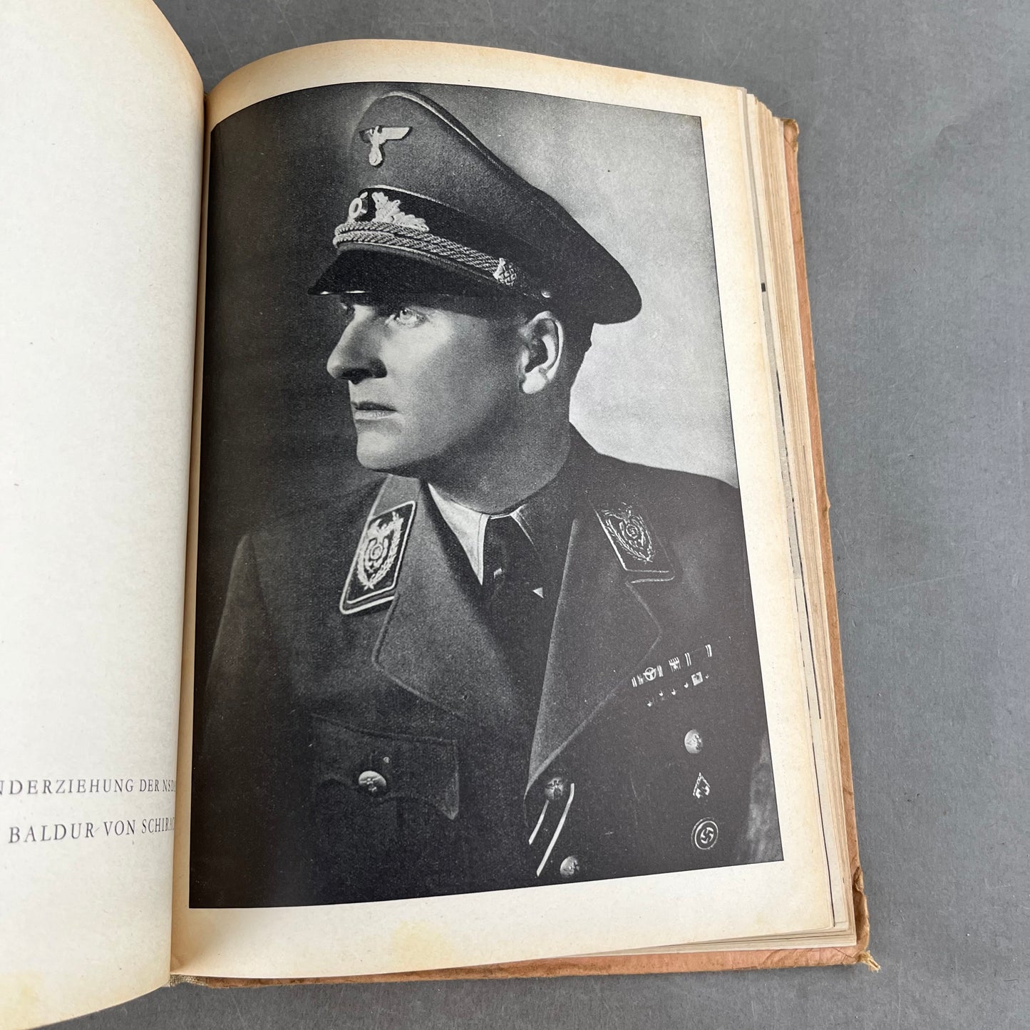 WW2 Tysk Hitler Jugend Bog. Gode billeder. Mange sider. Original.
