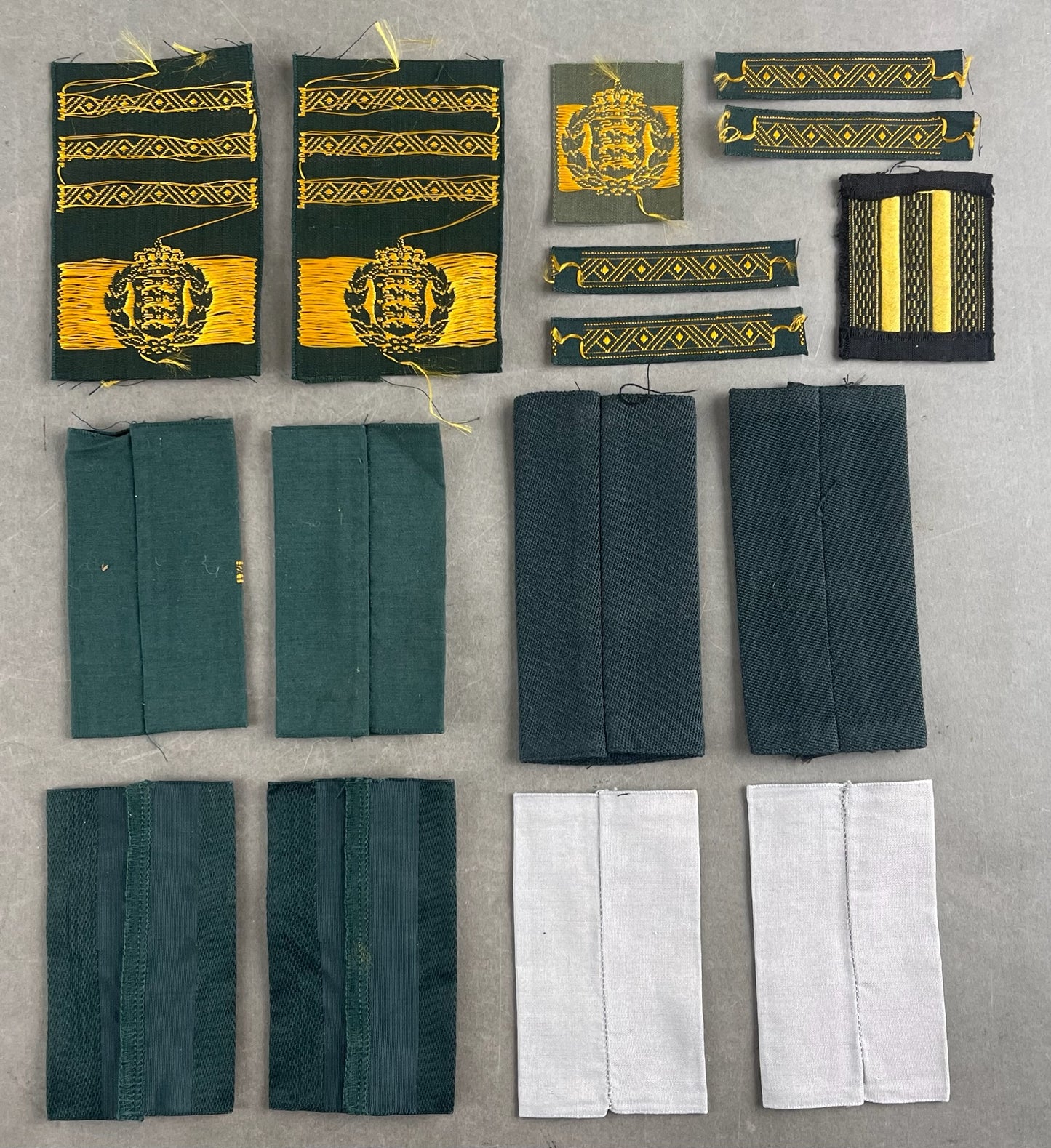 Blandet Lot af Danske Militær Stofmærker. Original.