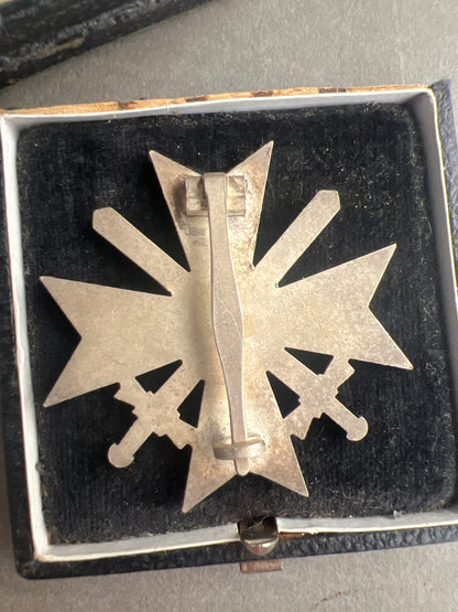 WW2 Tysk Kriegsverdienstkreuz 1. Klasse i Æske. Fremstiller L/11. Original.