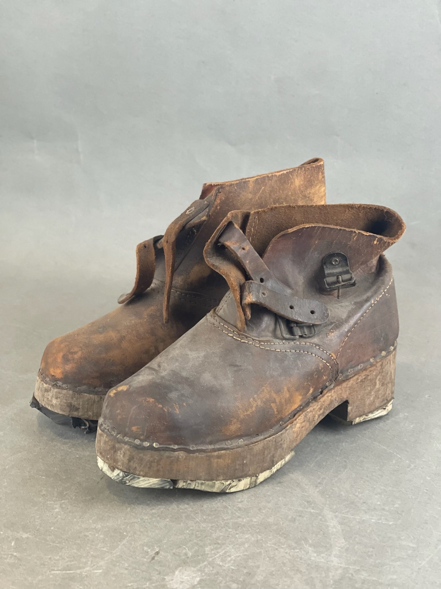 WW2 Tysk Fangelejr/arbejdslejr støvler. Lavet af Træsåler, læderrester mv. Sjælden. Original.