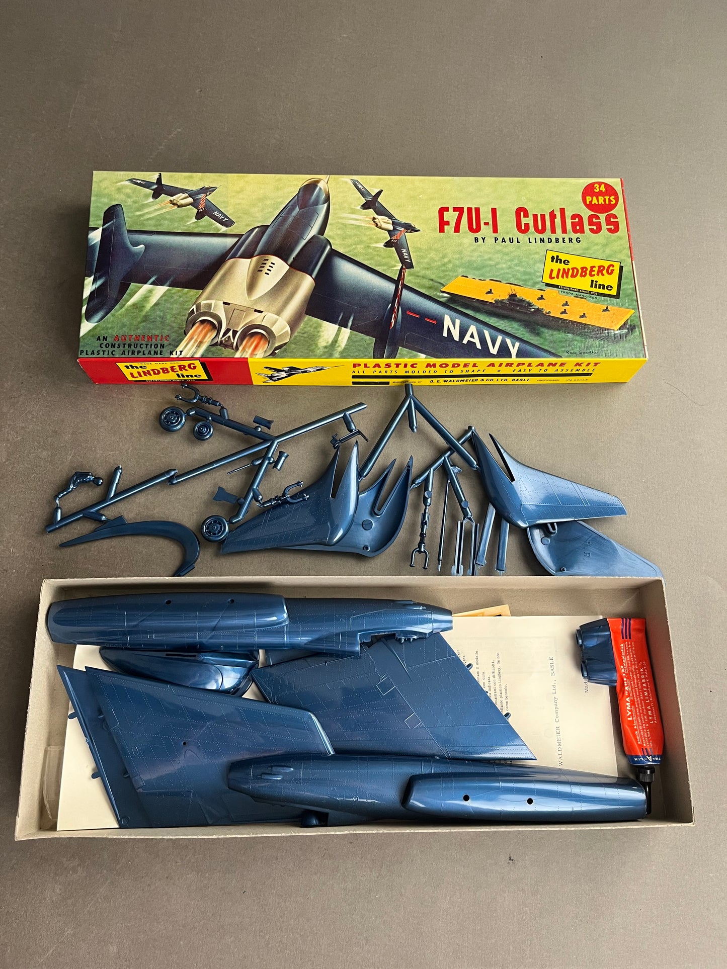 Ældre Samle-/Modelsæt. "F7U-I Cutlass". Fremstår komplet.