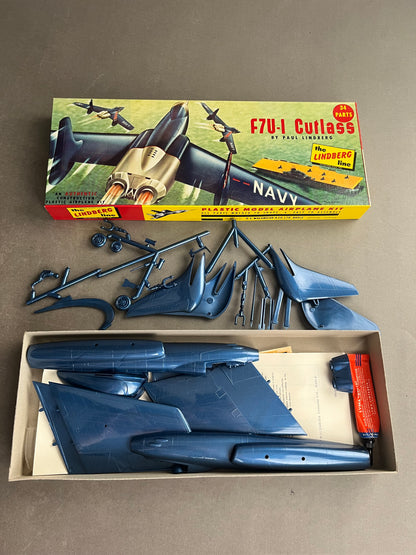 Ældre Samle-/Modelsæt. "F7U-I Cutlass". Fremstår komplet.