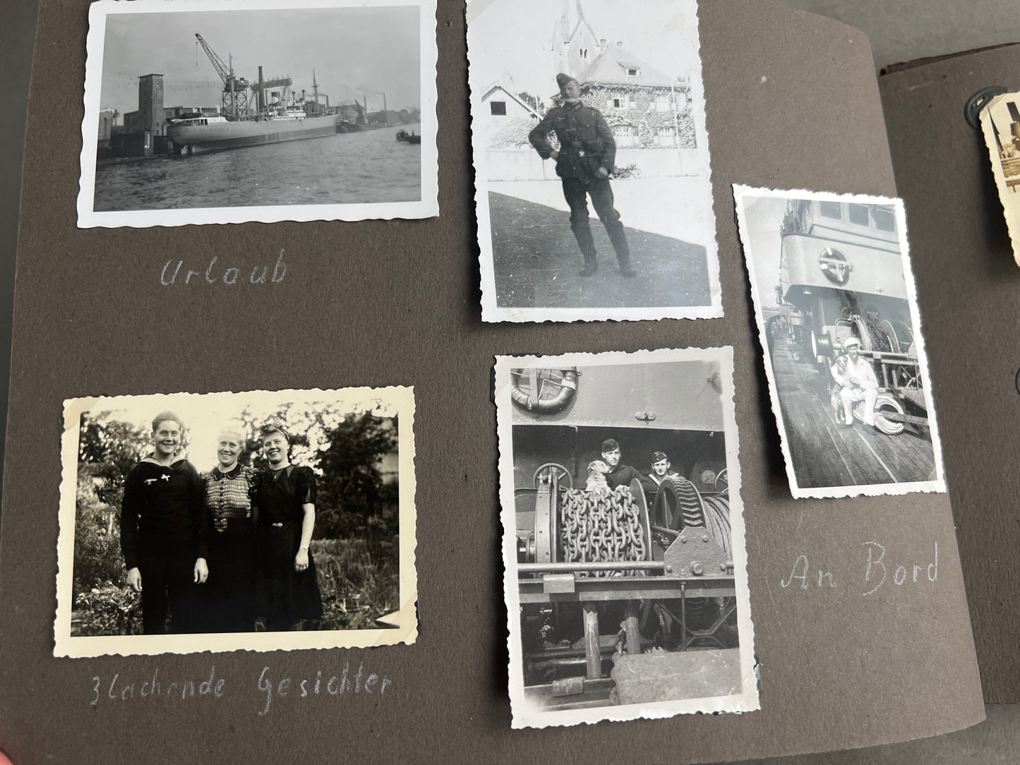 WW2 Tysk Kriegsmarine Fotoalbum. Gode billeder af soldater, skibe, træning, mv. 59 billeder. Original.