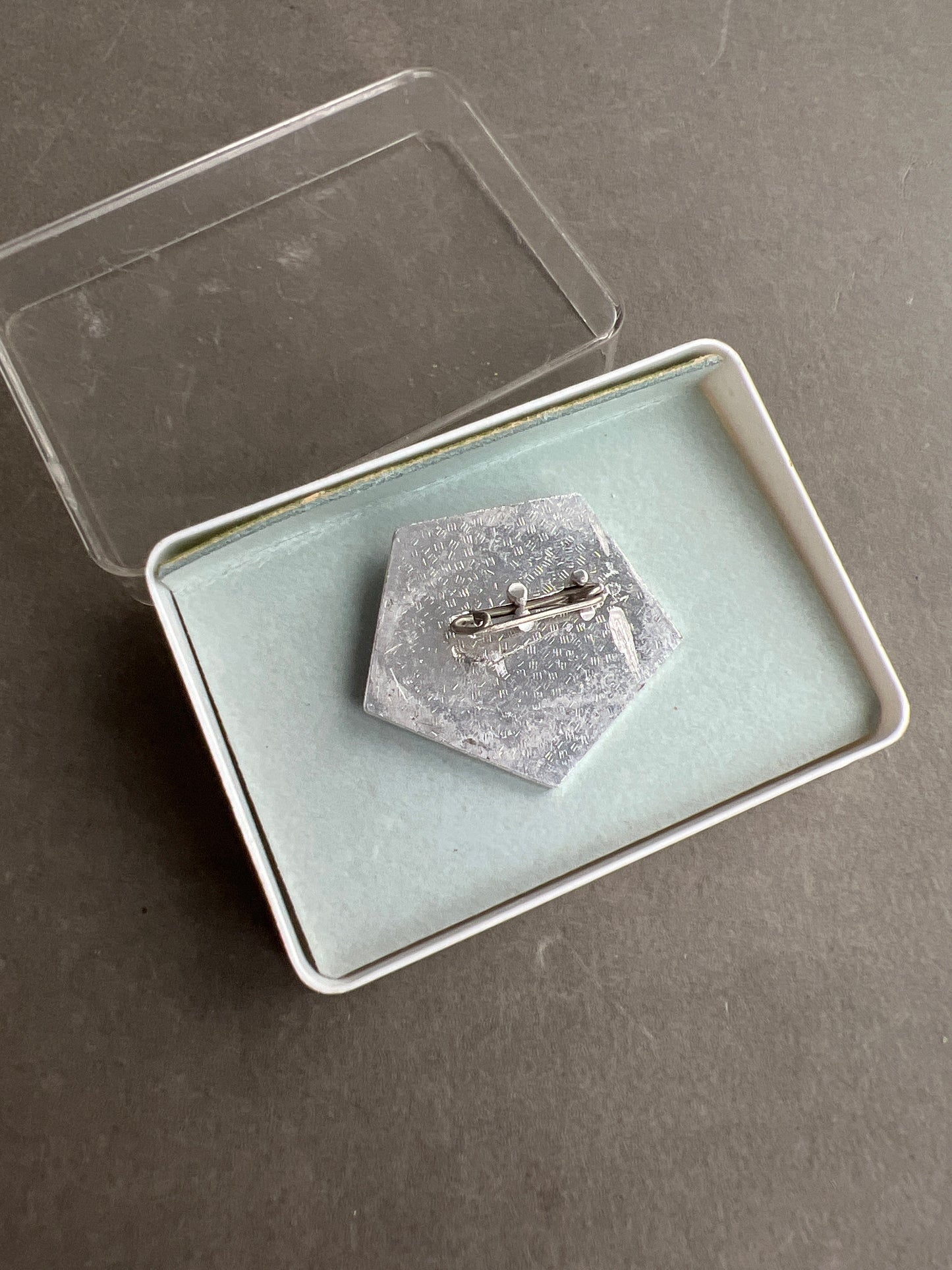 Østtysk DDR Medalje/Pin i æske. Original.