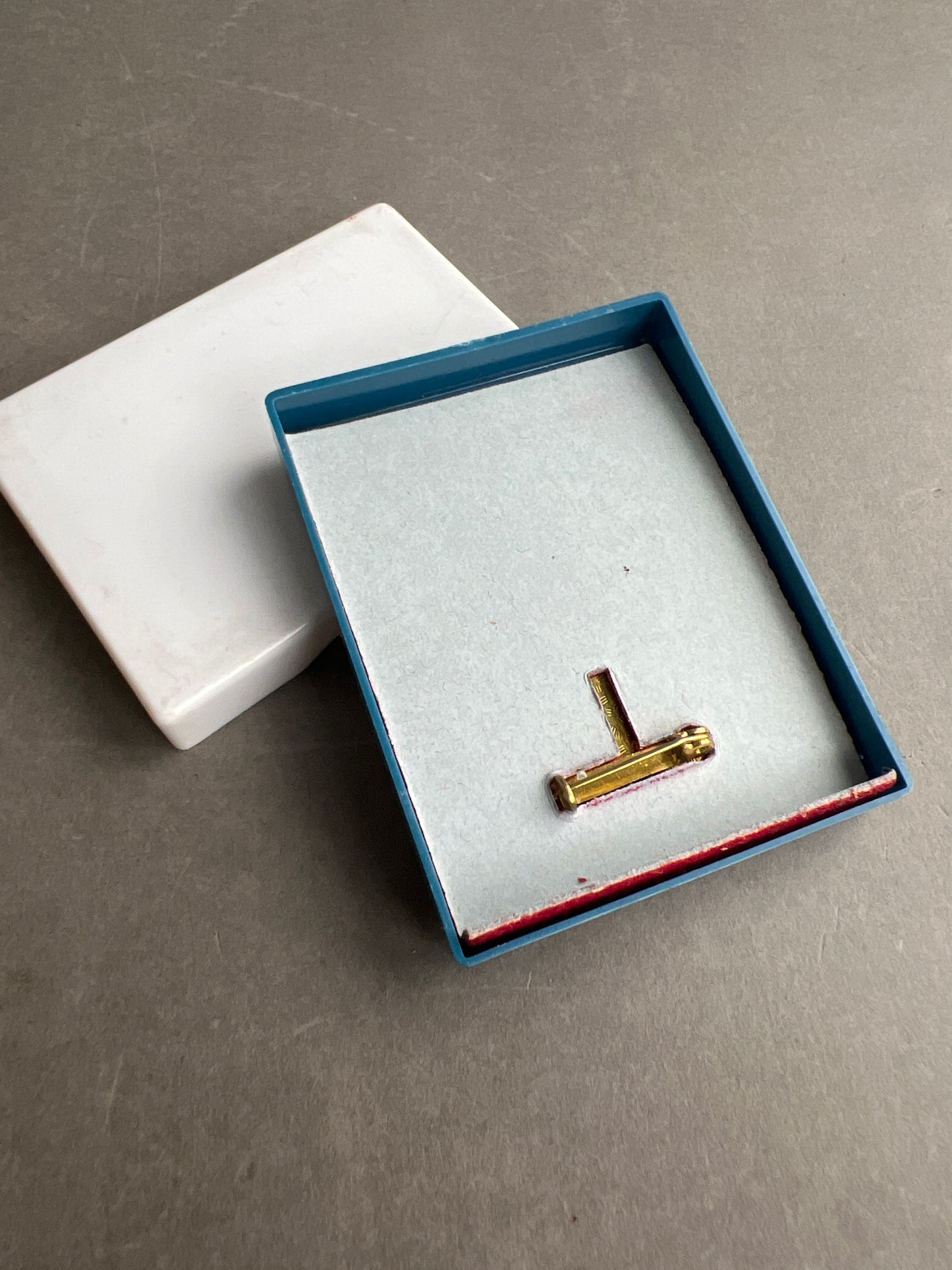 Østtysk DDR Medalje/Pin i æske. Original.