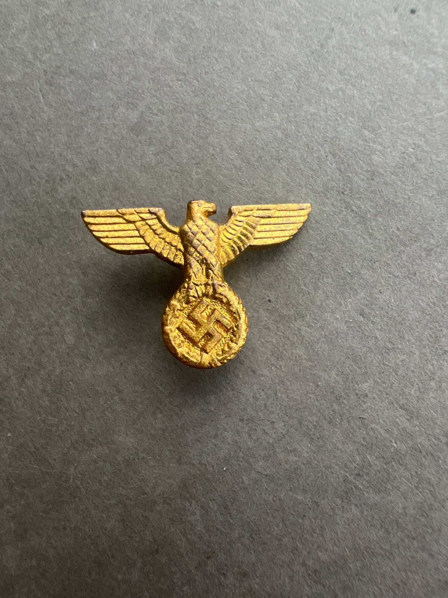 WW2 Tysk NSDAP Slipseørn. I guld for NSDAP-ledere. Fremstiller RZM M1/34. Sjælden. Original.