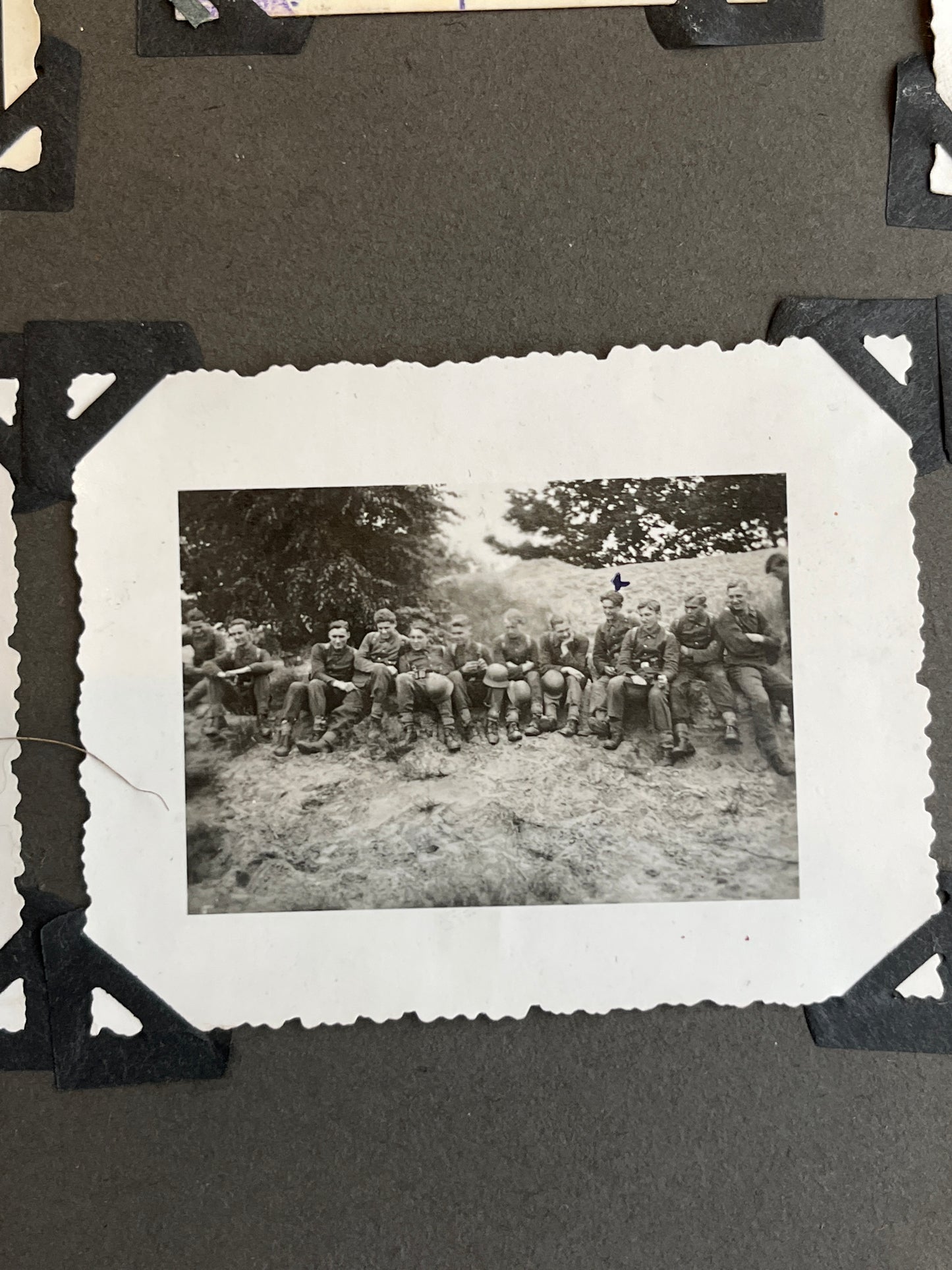 WW2 Tysk Waffen-SS Fotos. Fra Fotoalbum. 13 stk. Skråhuer, hjelme, bæltespænder mv. Original.