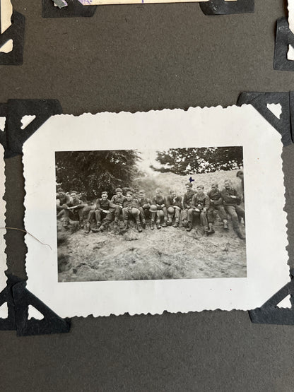 WW2 Tysk Waffen-SS Fotos. Fra Fotoalbum. 13 stk. Skråhuer, hjelme, bæltespænder mv. Original.