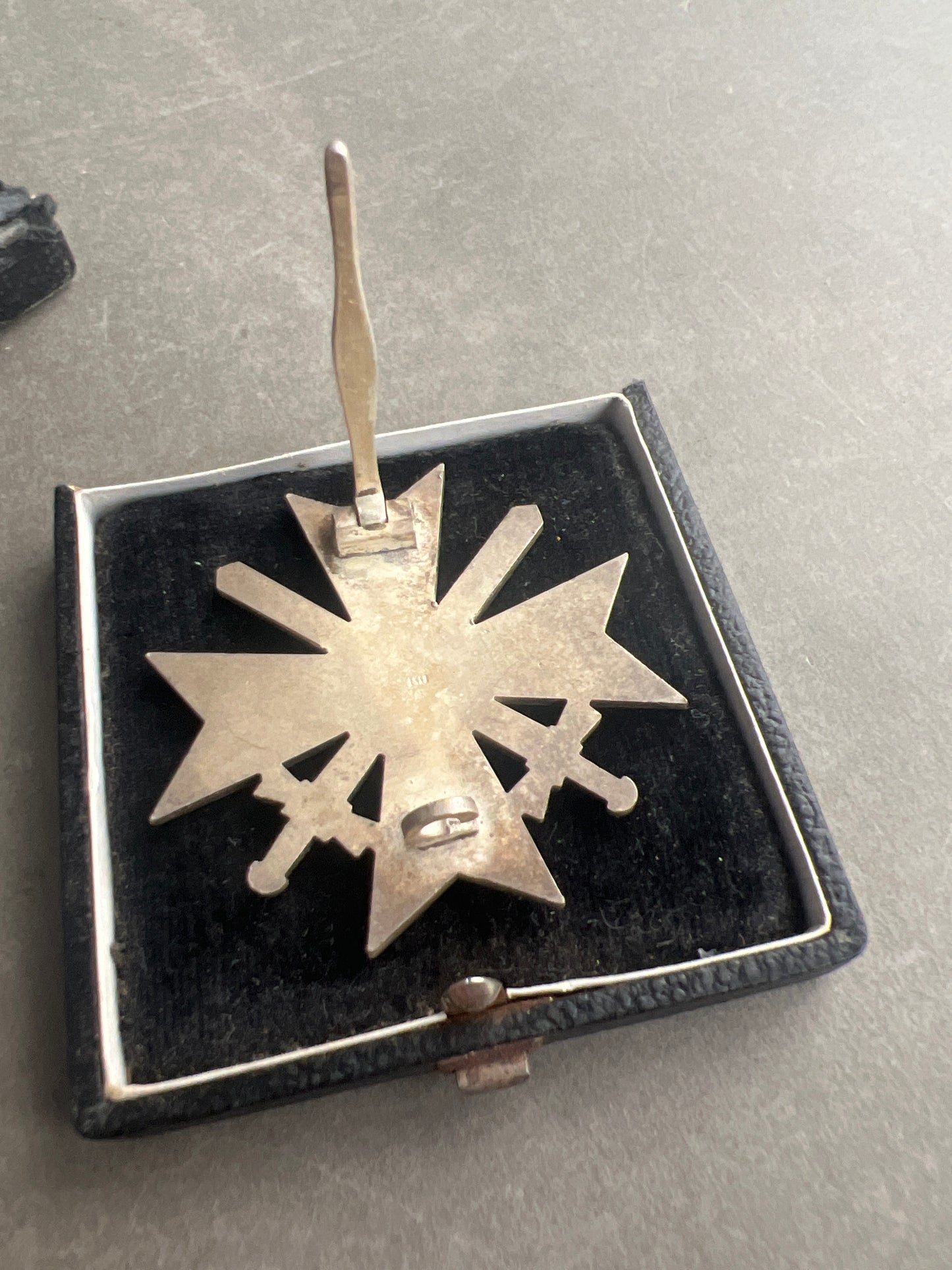 WW2 Tysk Kriegsverdienstkreuz 1. Klasse i Æske. Fremstiller L/11. Original.