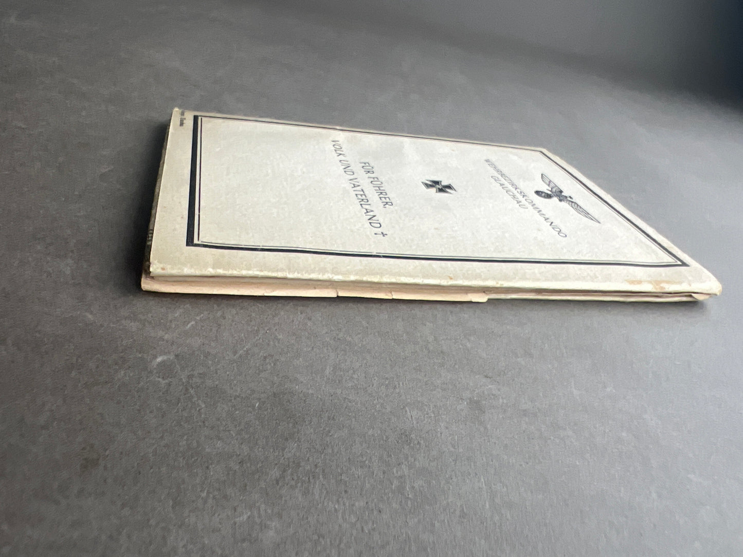 WW2 Tysk Wehrmacht Sanitäter Wehrpass i Mindeomslag, med hans dødsannonce, dødsattest mv.. Sjælden. Original.