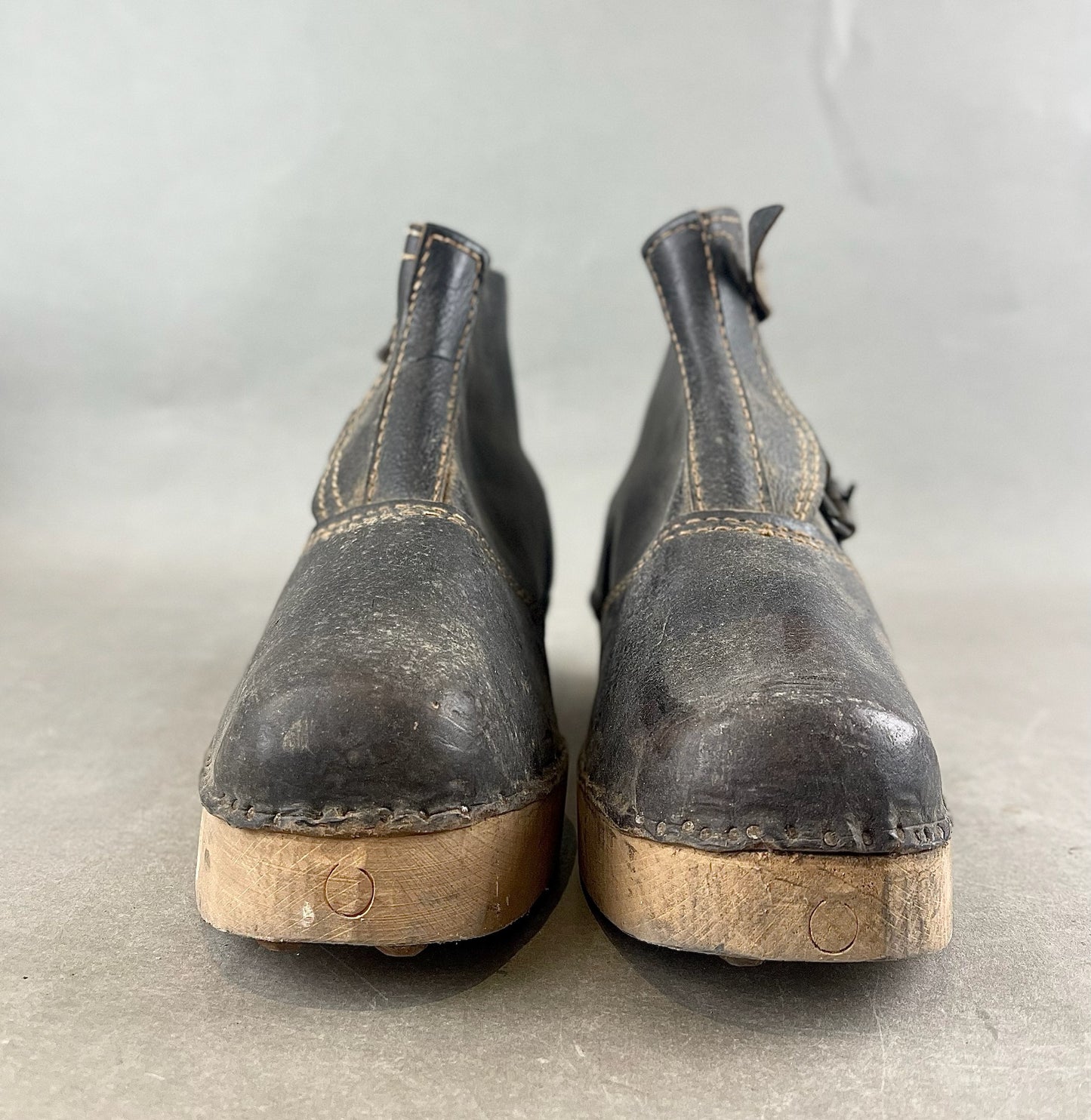 WW2 Tysk Fangelejr/arbejdslejr støvler. Lavet af Træsåler, læderrester mv. Original.