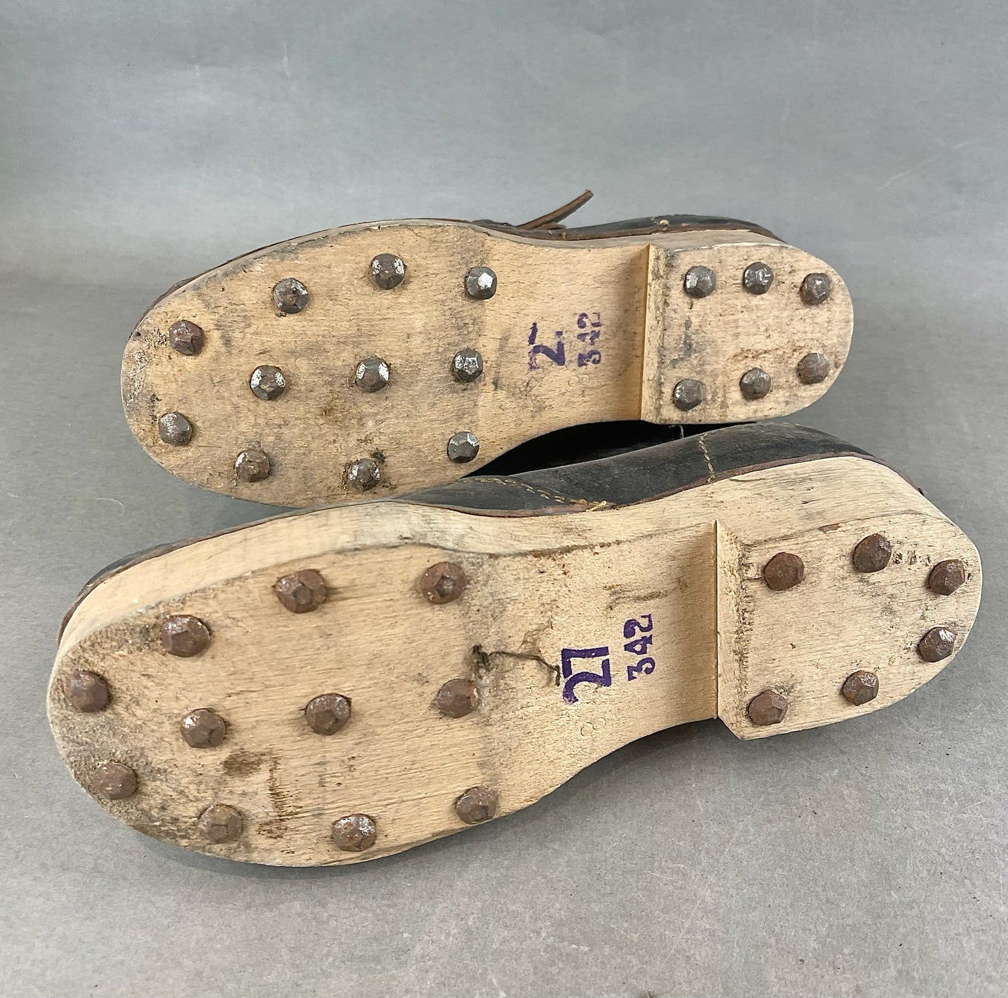 WW2 Tysk Fangelejr/arbejdslejr støvler. Lavet af Træsåler, læderrester mv. Original.