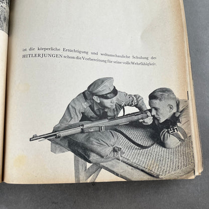 WW2 Tysk Hitler Jugend Bog. Gode billeder. Mange sider. Original.