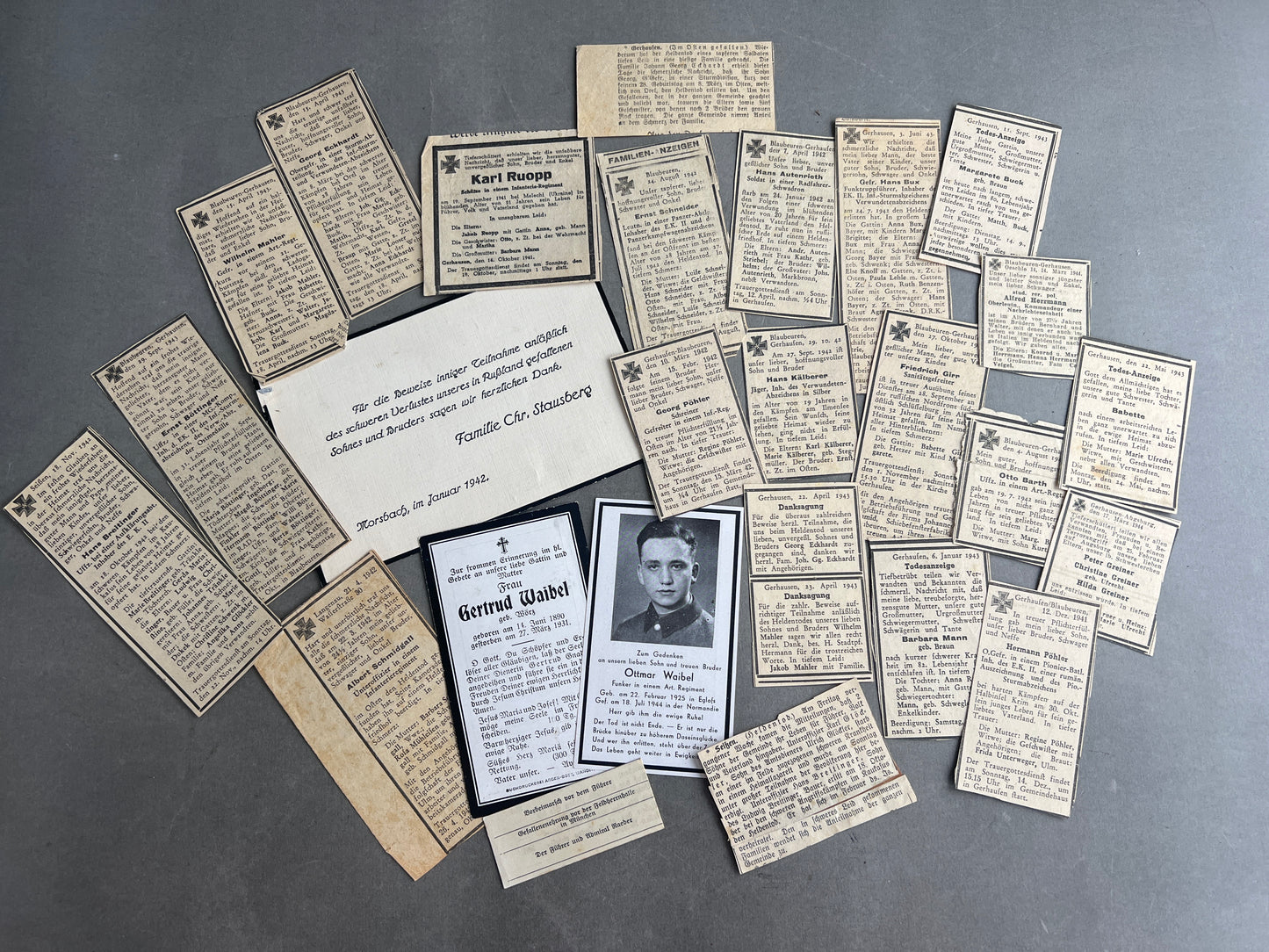 WW2 Tysk Lot af Dødsannoncer. 1 panzer og flere med medaljer. 25 stk. Original.