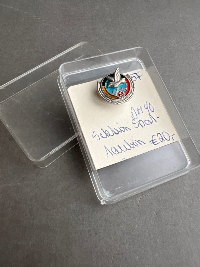 Østtysk DDR Medalje/Pin i æske. Original.