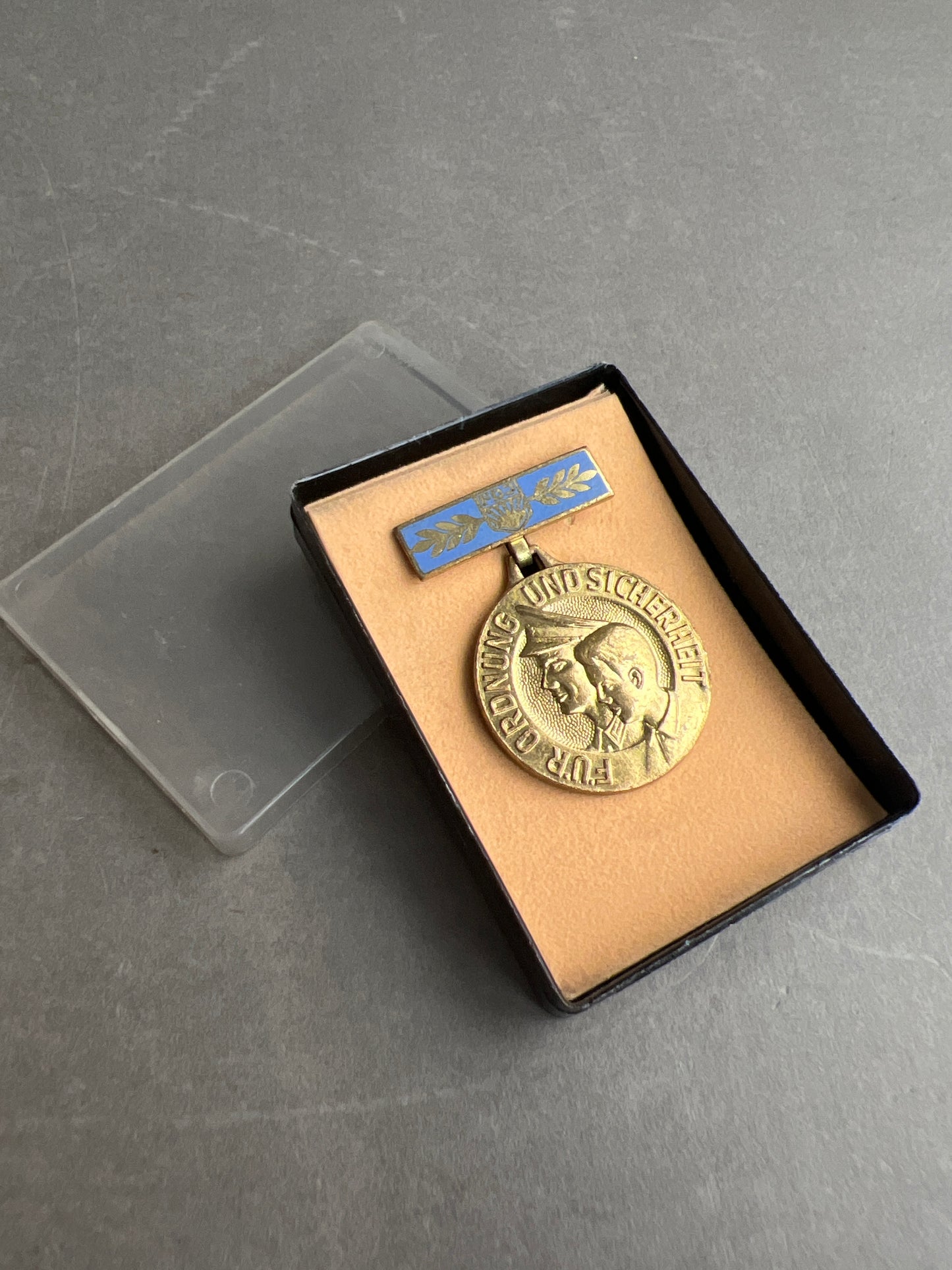 Østtysk DDR Medalje/Pin i æske. Original.