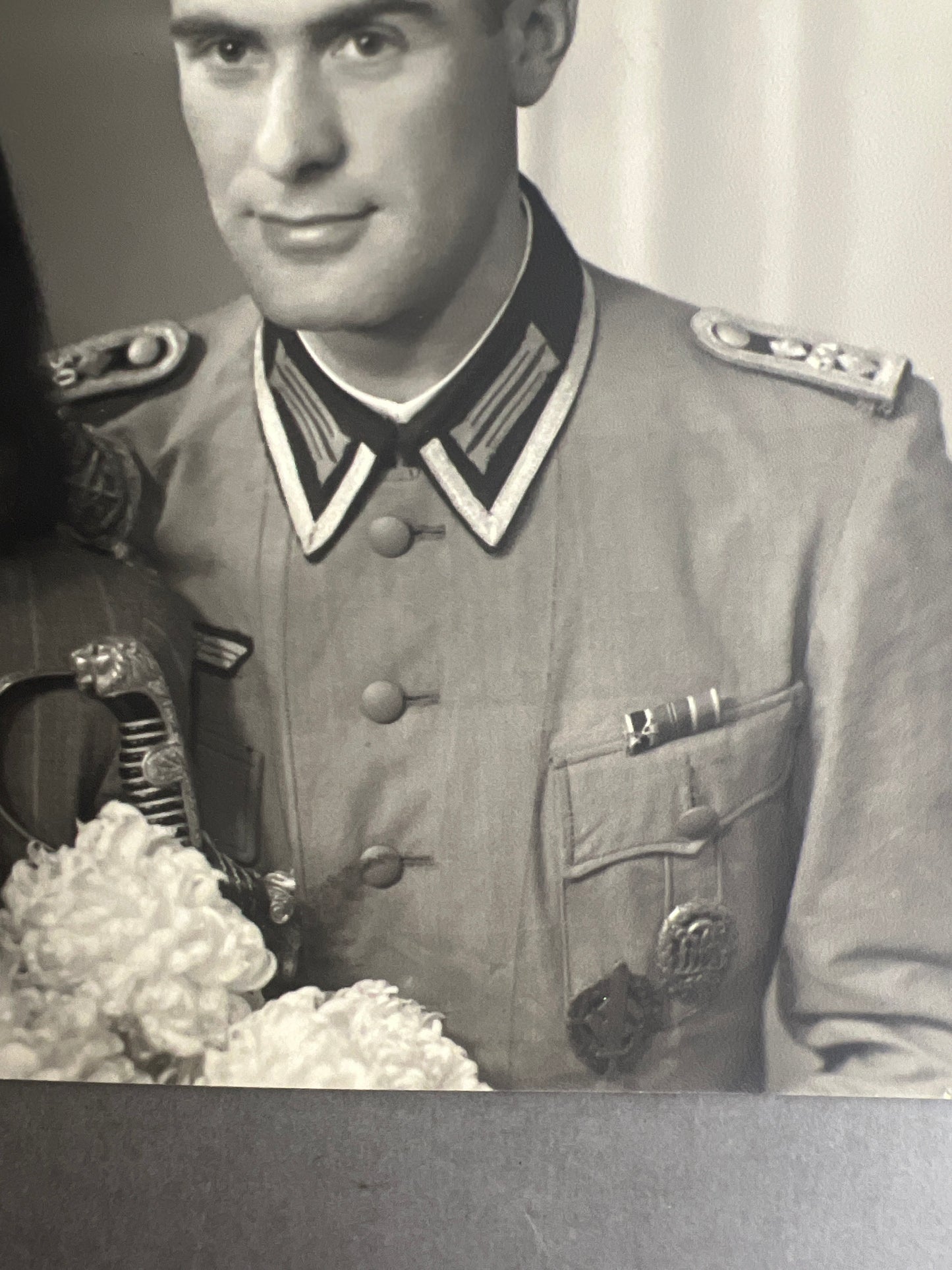 WW2 Tysk Stort "Studiofoto". Soldat i sommer kampuniform, med sabel, skydesnor, medaljer mv. Original.