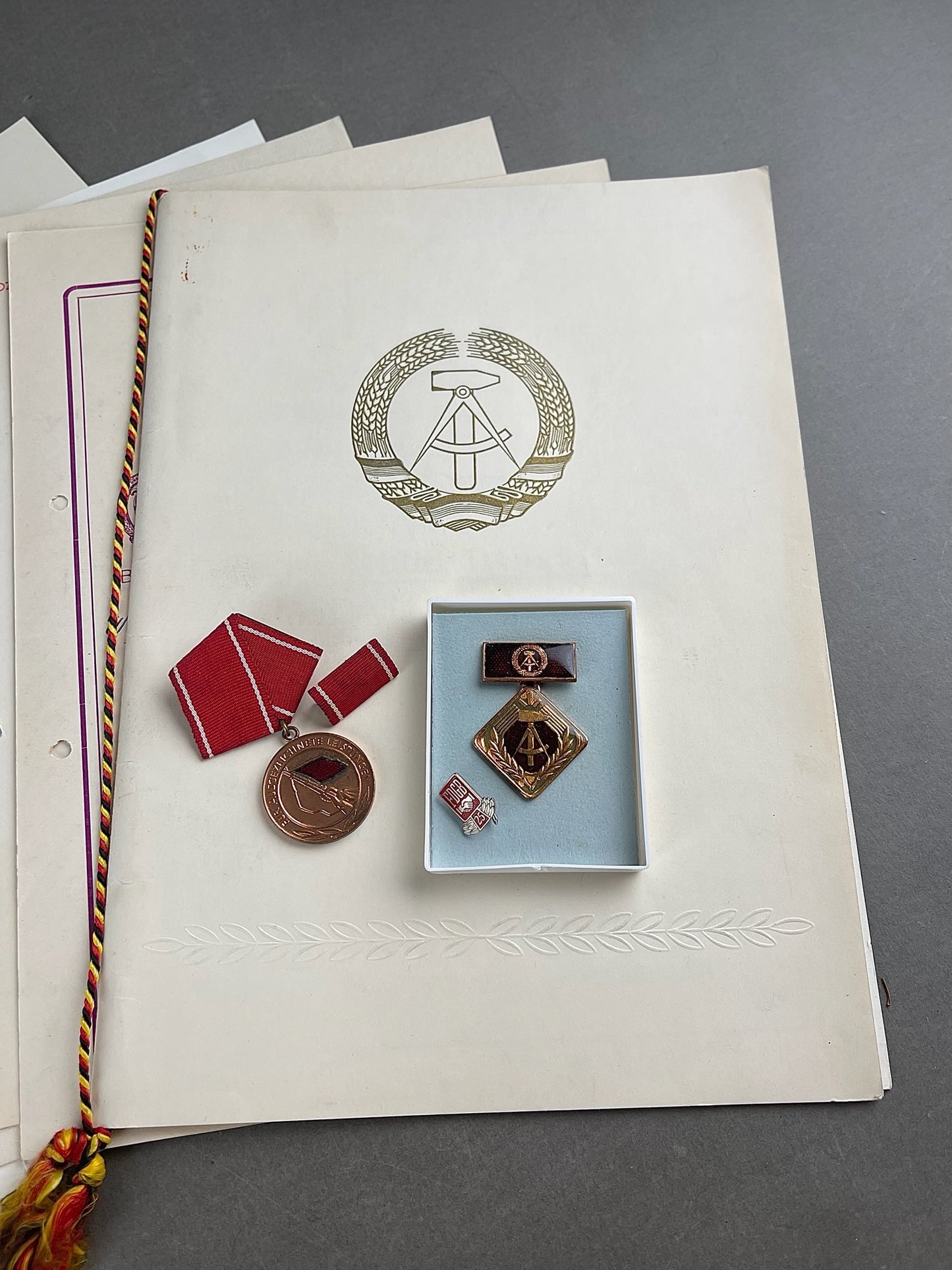 Østtysk DDR Stort Urkunde/Medalje Lot. Original.