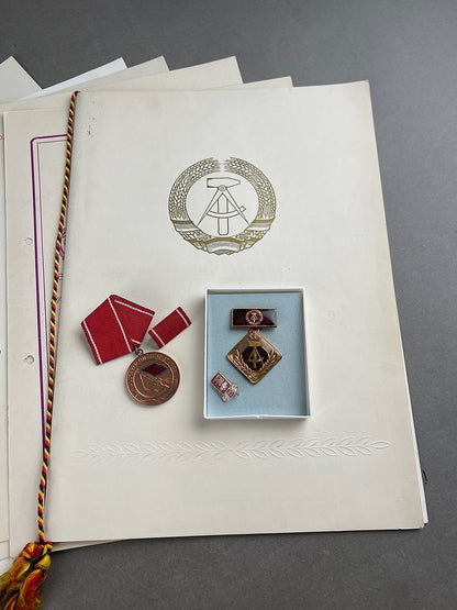 Østtysk DDR Stort Urkunde/Medalje Lot. Original.