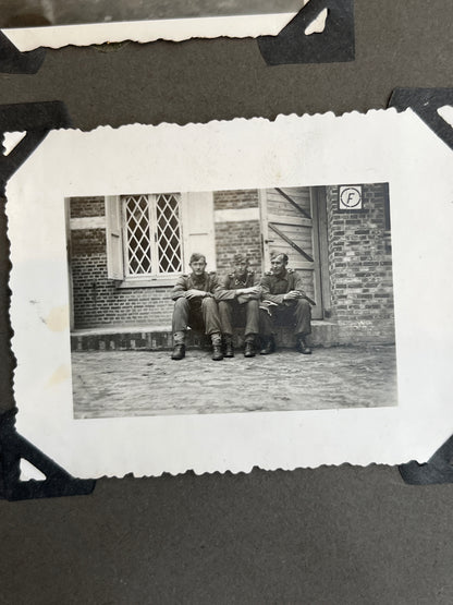 WW2 Tysk Waffen-SS Fotos. Fra Fotoalbum. 13 stk. Skråhuer, hjelme, bæltespænder mv. Original.
