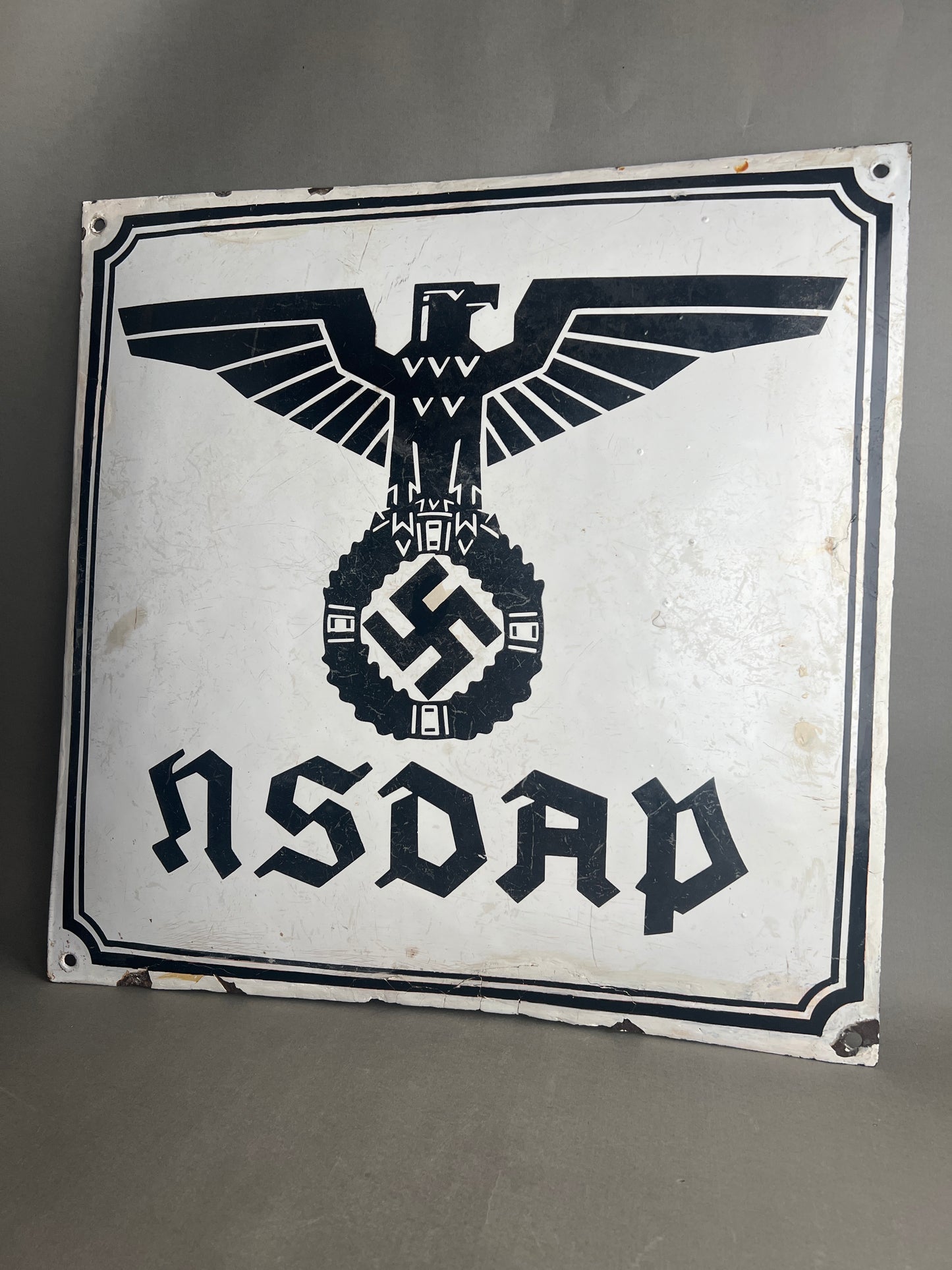 WW2 Tysk Stort NSDAP Emalje Skilt. Stemplet med fremstiller og 1934. Sjælden! Original.