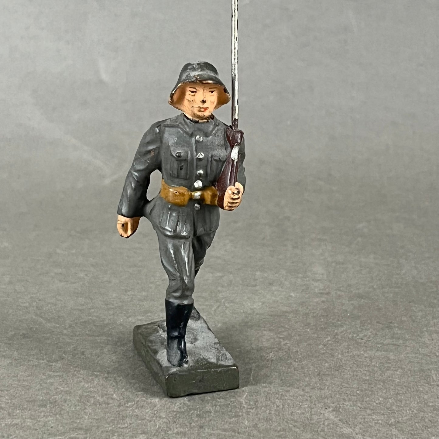 WW2 Tysk Lineol Legetøjssoldat. Original.