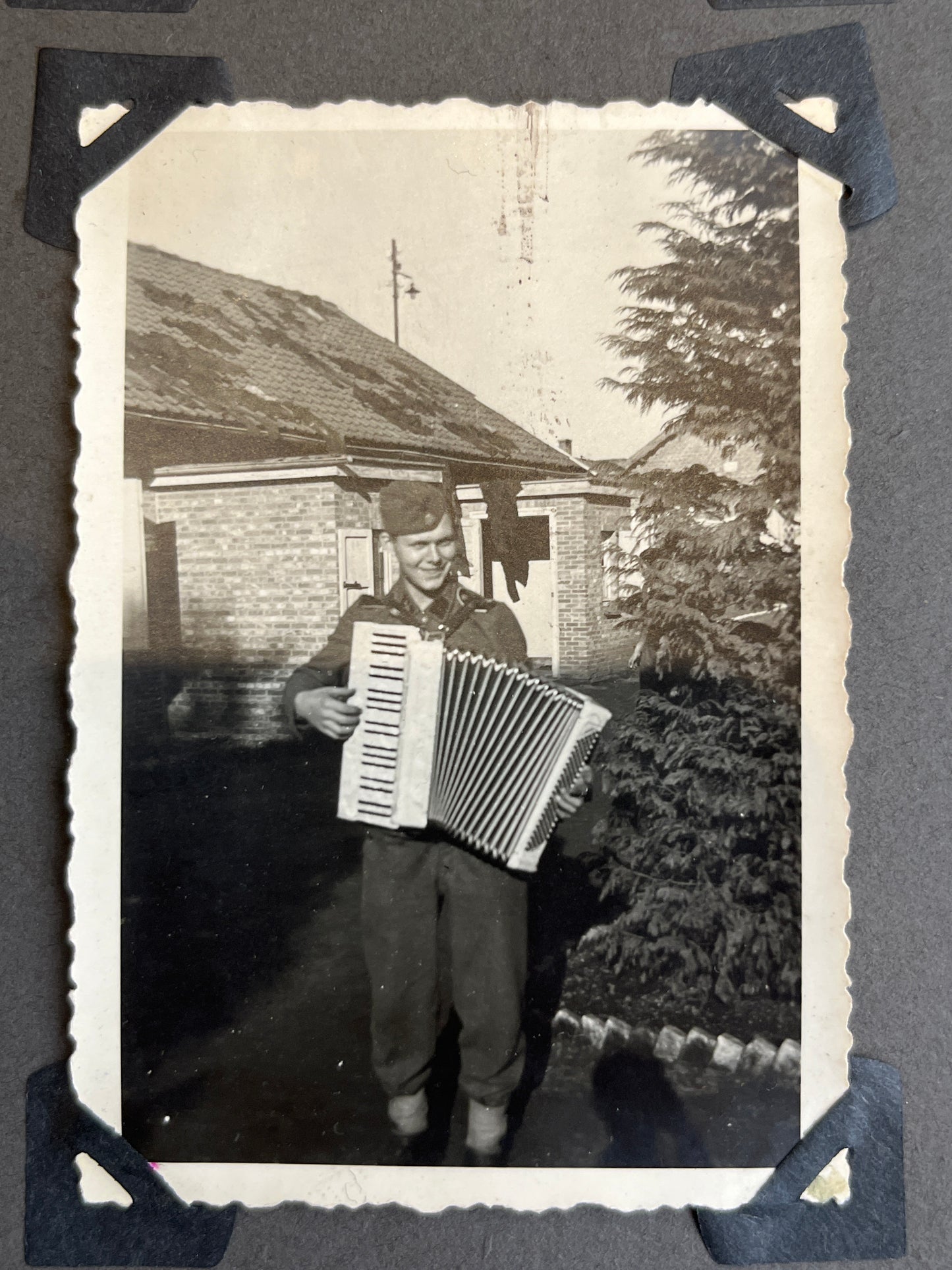 WW2 Tysk Waffen-SS Fotos. Fra Fotoalbum. 13 stk. Skråhuer, hjelme, bæltespænder mv. Original.