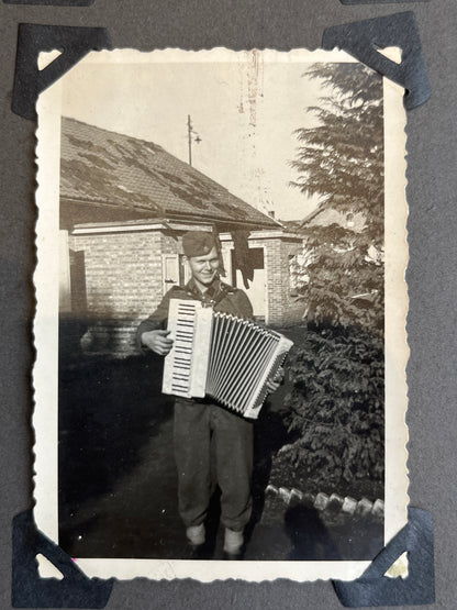 WW2 Tysk Waffen-SS Fotos. Fra Fotoalbum. 13 stk. Skråhuer, hjelme, bæltespænder mv. Original.