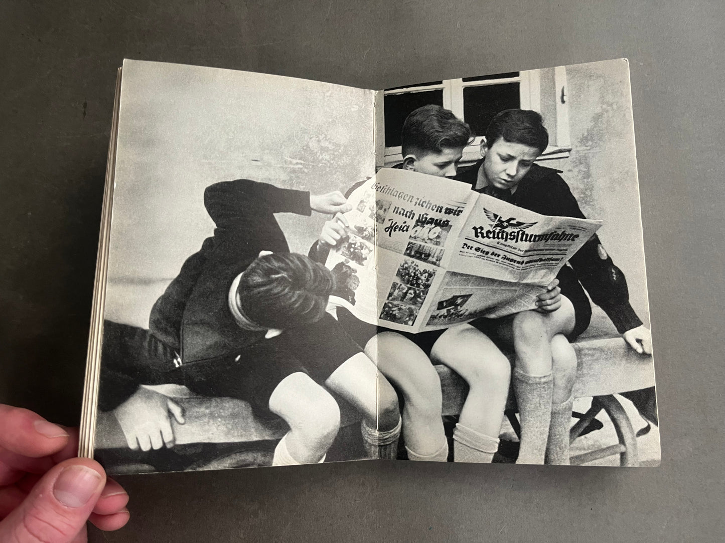 WW2 Tysk HJ Bog. Med Hilsen/Dedikation. Mange gode billeder. Original.