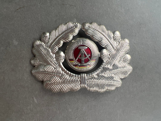 Østtysk DDR Kasketmærke. Original.