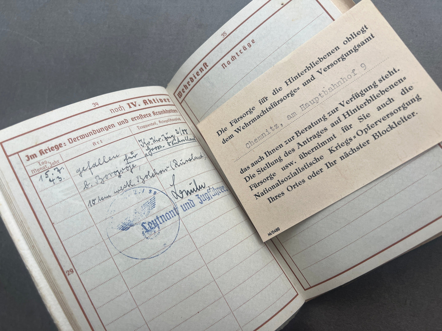 WW2 Tysk Wehrmacht Sanitäter Wehrpass i Mindeomslag, med hans dødsannonce, dødsattest mv.. Sjælden. Original.