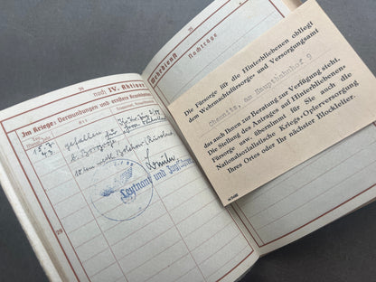 WW2 Tysk Wehrmacht Sanitäter Wehrpass i Mindeomslag, med hans dødsannonce, dødsattest mv.. Sjælden. Original.