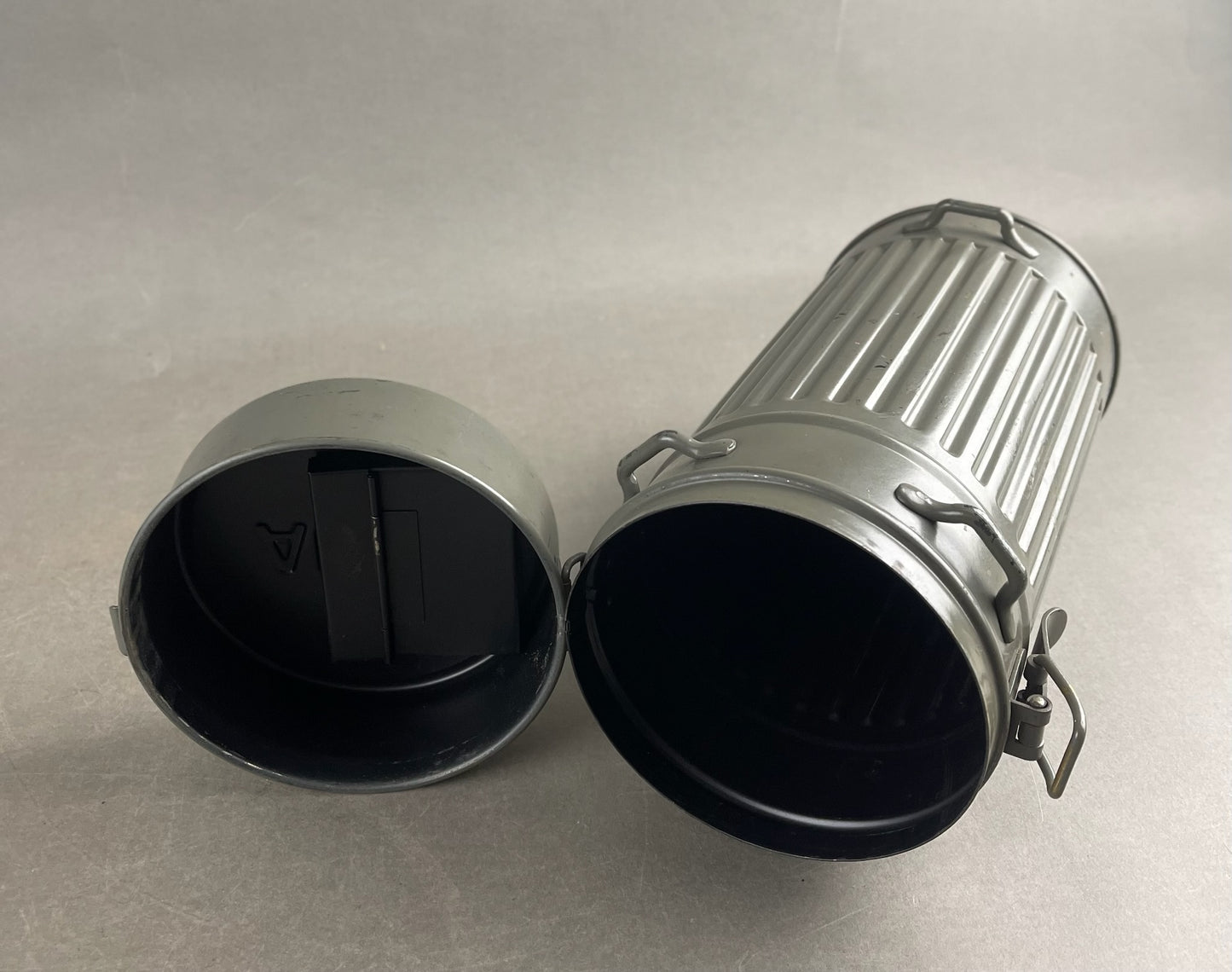 WW2 Tysk "AUER" "1. Model" Reichswehr Gasmaske Beholder. Mint stand! Original.