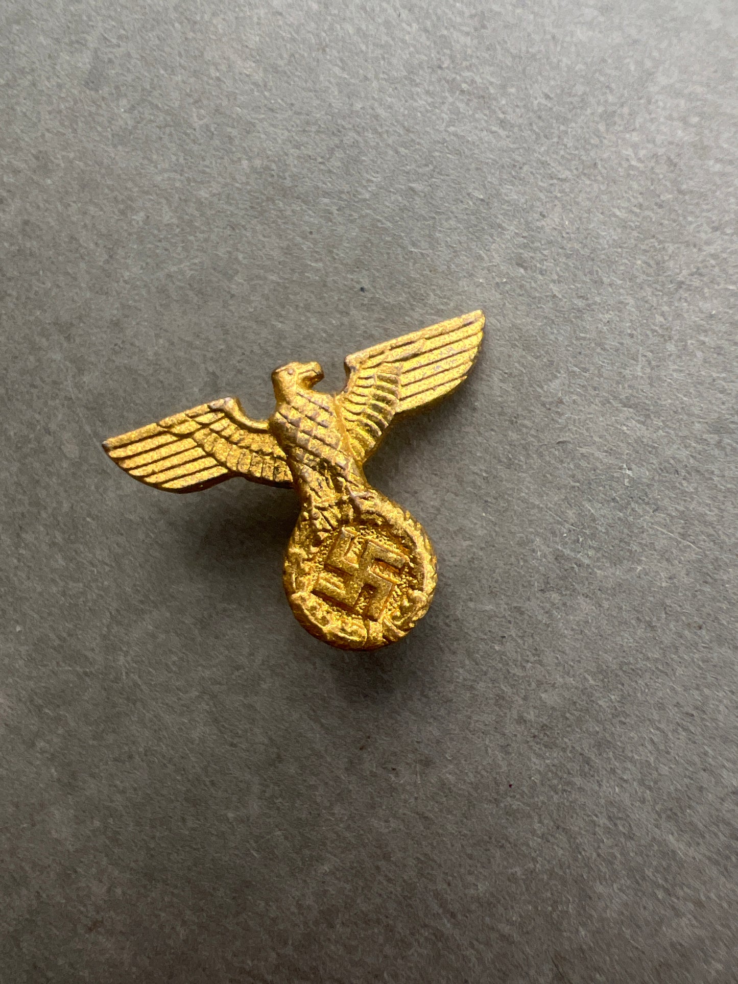 WW2 Tysk NSDAP Slipseørn. I guld for NSDAP-ledere. Fremstiller RZM M1/34. Sjælden. Original.