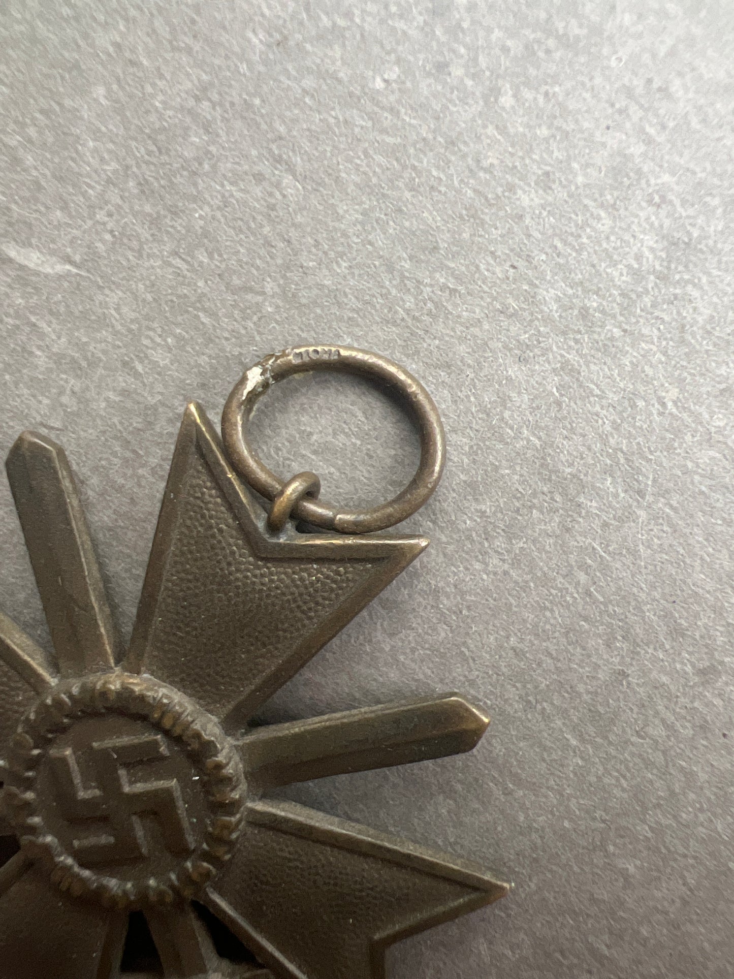 WW2 Tysk KVK 2. Klasse m. Sværd. Fremstiller i ringen. Original.