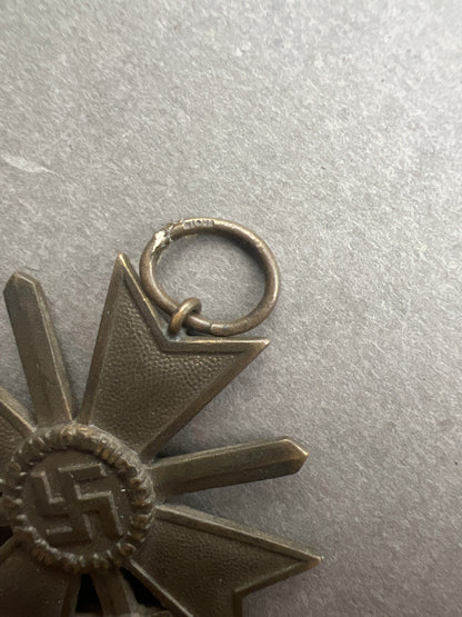 WW2 Tysk KVK 2. Klasse m. Sværd. Fremstiller i ringen. Original.