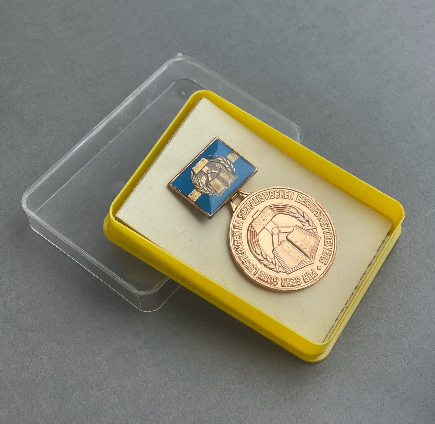 Østtysk DDR Medalje i Æske. Original.