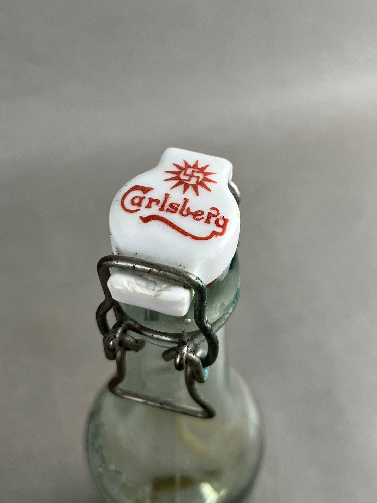 WW2 Dansk Carlsberg Flaske med Solhjul og etikette. Original.