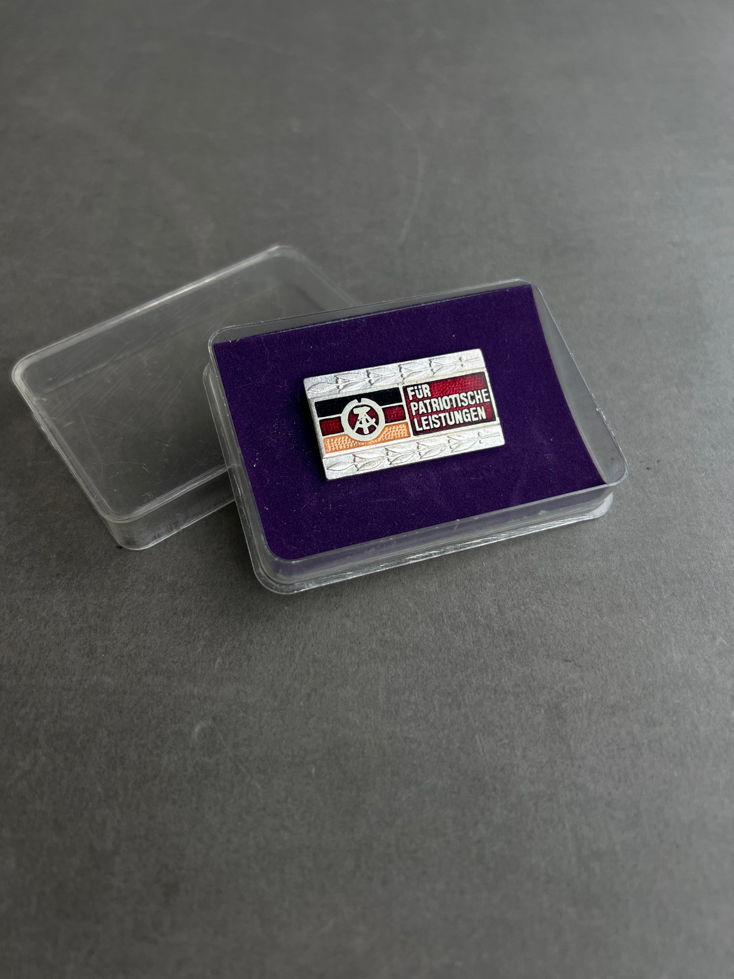 Østtysk DDR Medalje/Pin i æske. Original.