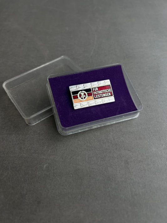 Østtysk DDR Medalje/Pin i æske. Original.