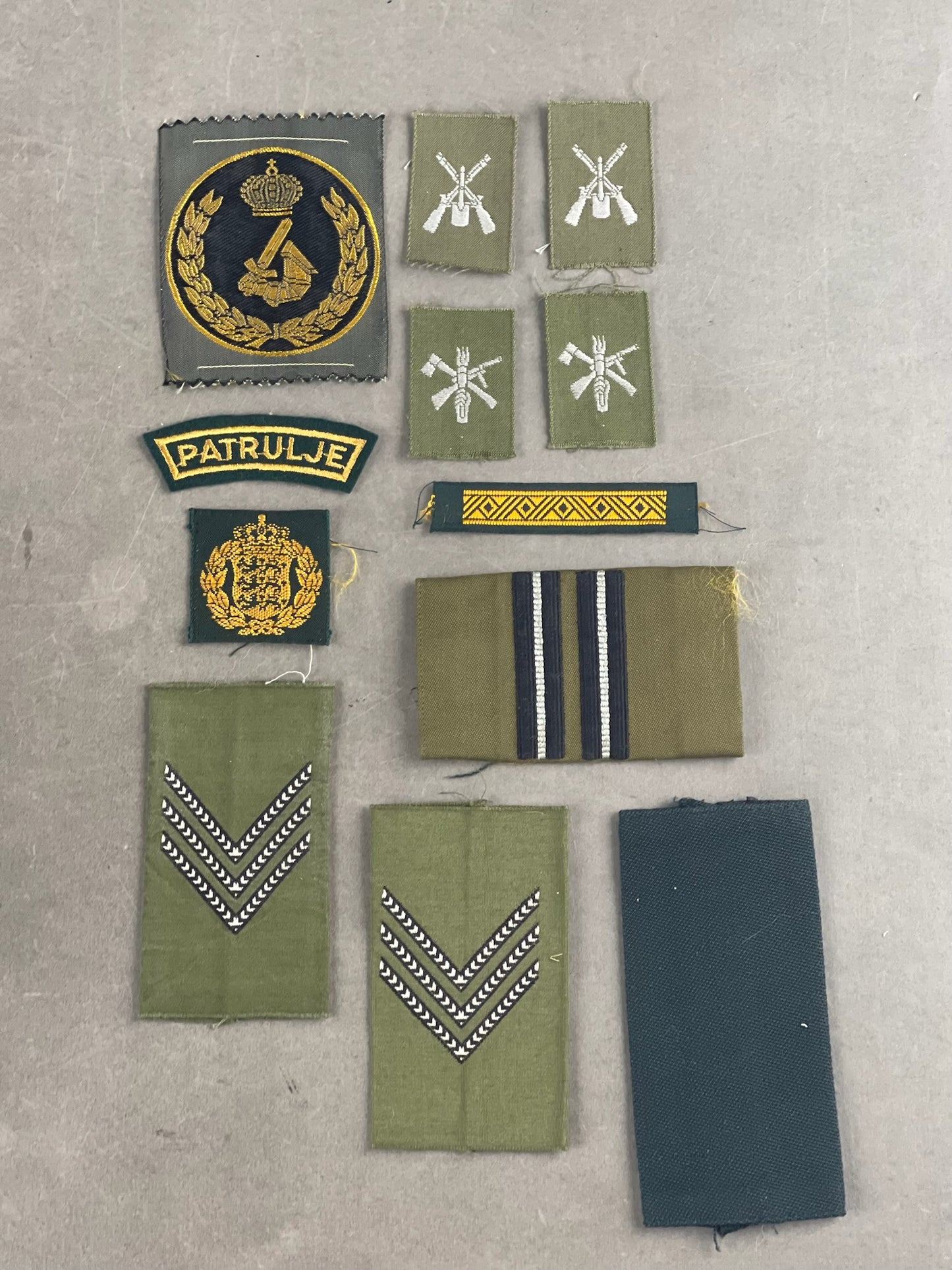Blandet Lot af Danske Militær Stofmærker. Original.