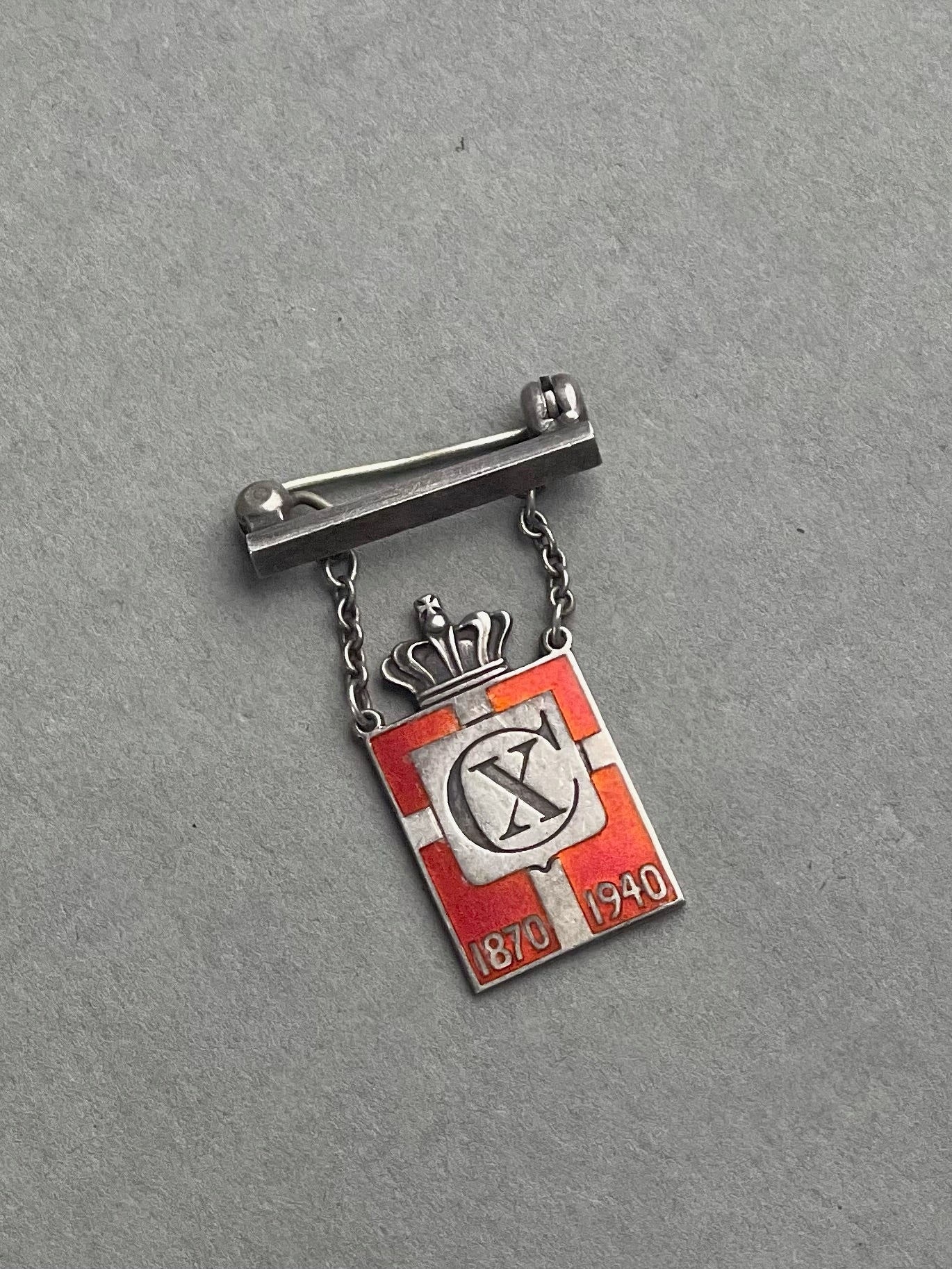 WW2 Dansk Georg Jensen Kongemærke i ægte sølv. Original.