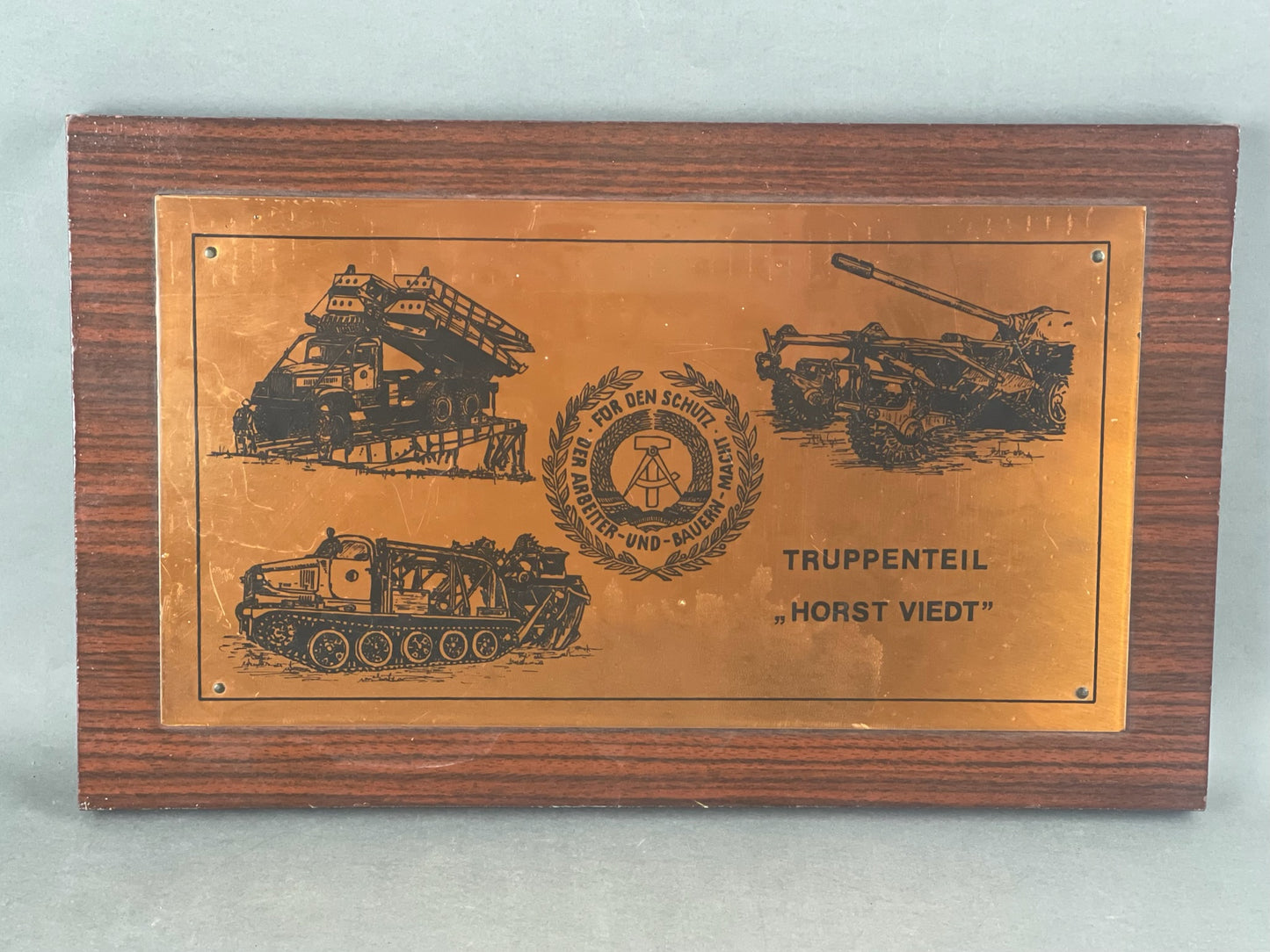 Østtysk DDR "Horst Viedt" Vægplade. Original.