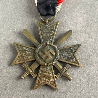 WW2 Tysk KvK m. Sværd. Fremstiller 41 i ringen. Original.
