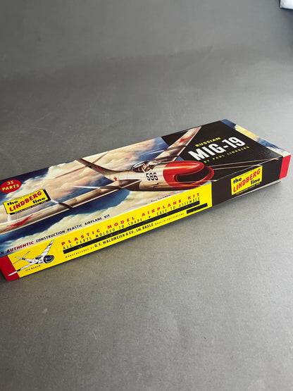 Ældre Samle-/Modelsæt. "Mig-19". Fremstår komplet.