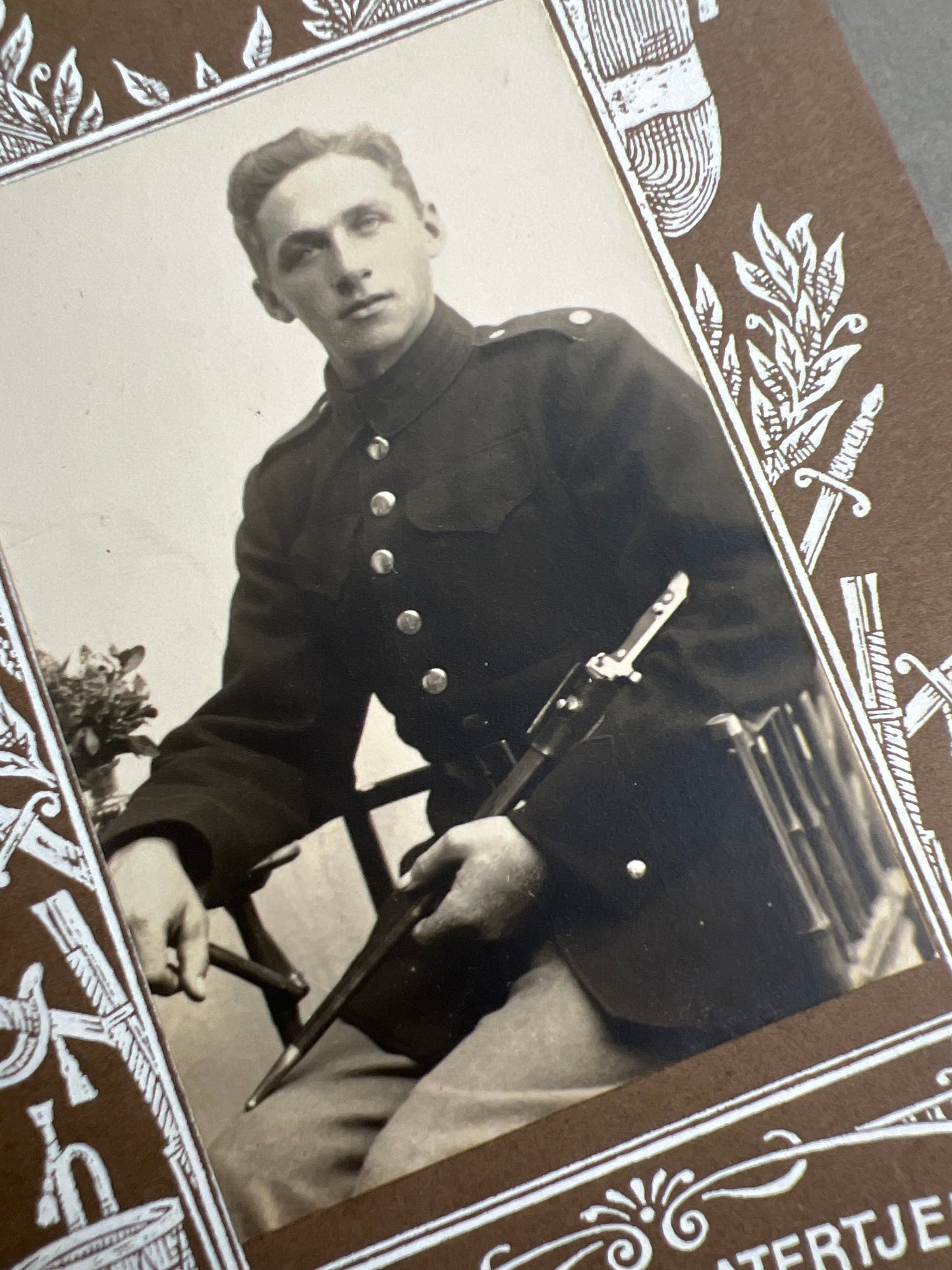 Ældre Dansk Militær/Soldater Foto. Med Gevær M1889 Bajonet. Original.