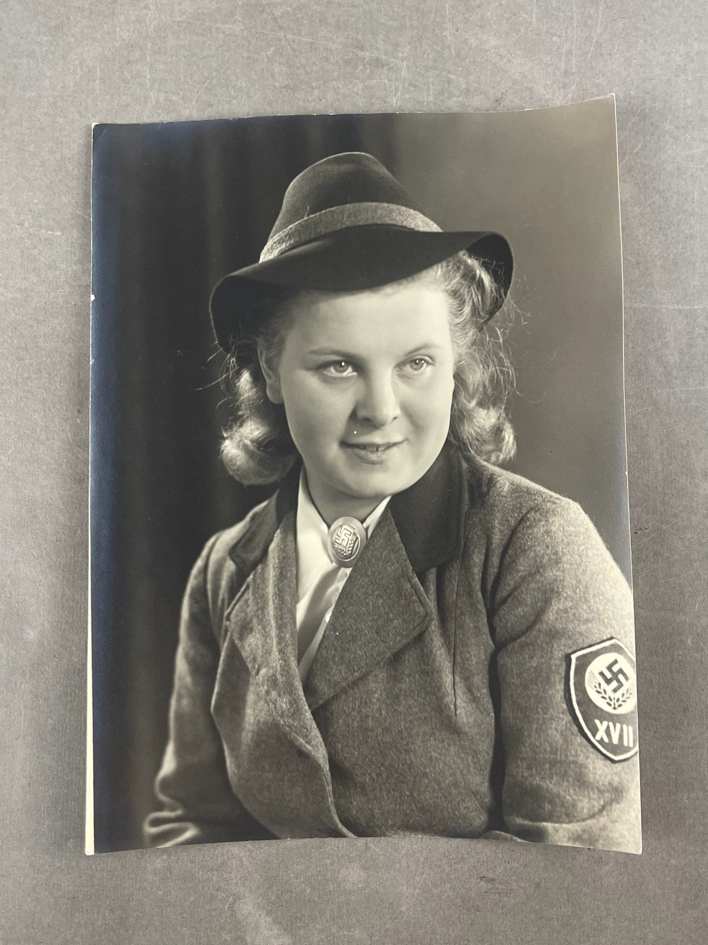 WW2 Tysk Stort RAD Foto. Med Broche. 18x25cm. Original.
