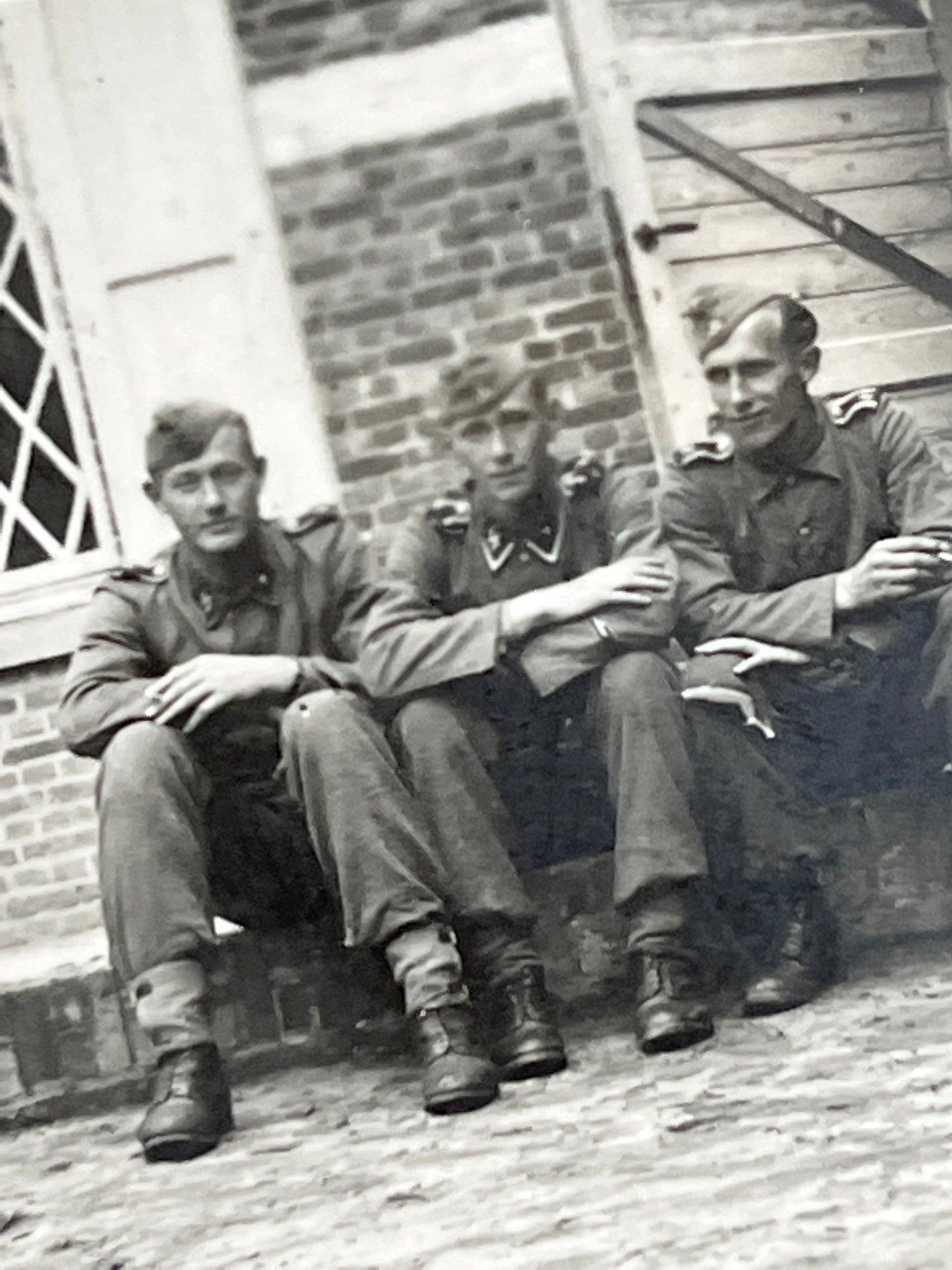 WW2 Tysk Waffen-SS Fotos. Fra Fotoalbum. 13 stk. Skråhuer, hjelme, bæltespænder mv. Original.