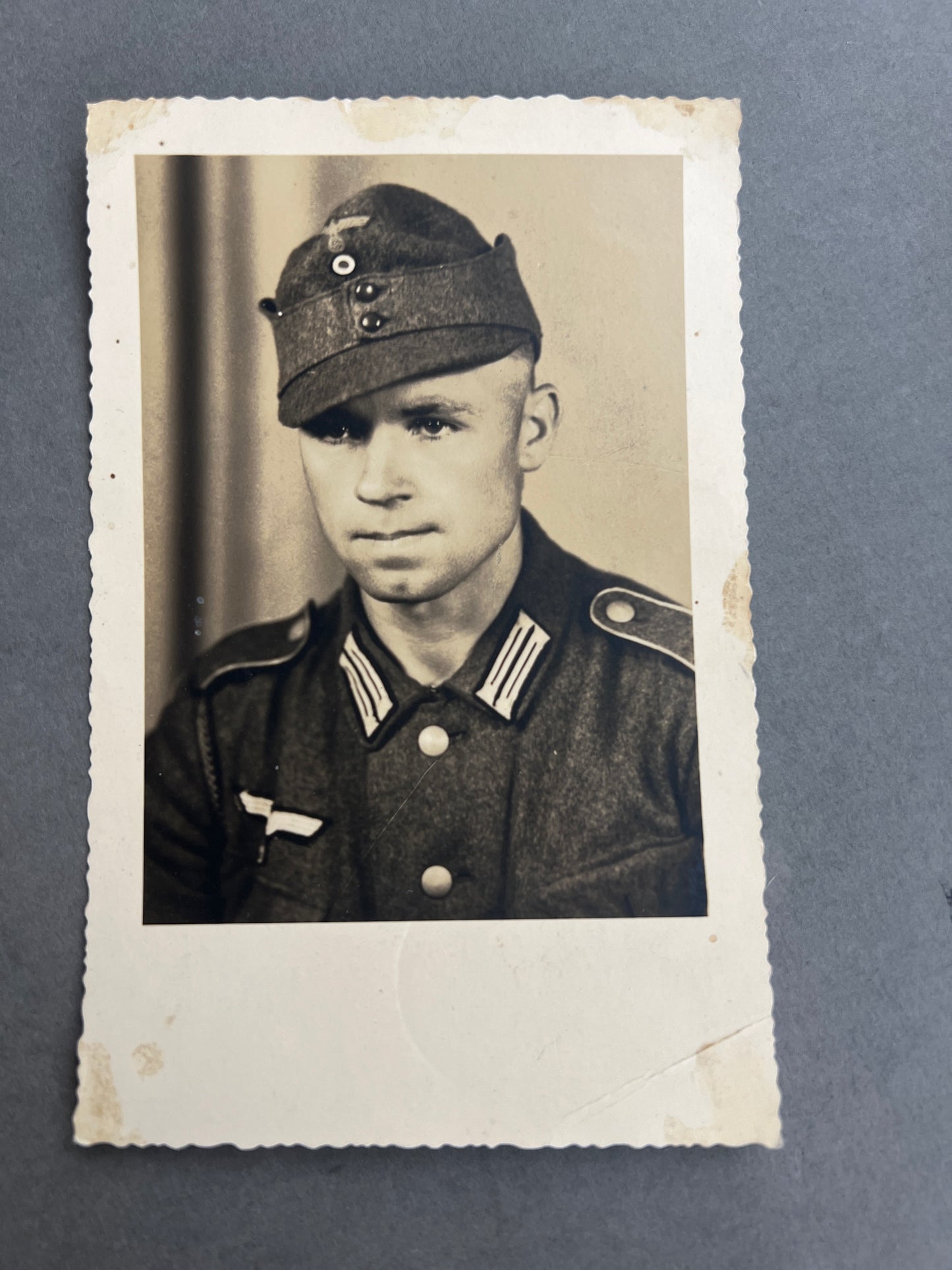 WW2 Tysk Wehrmacht Foto-Postkort. I Kampuniform med M43 Kasket. Original.
